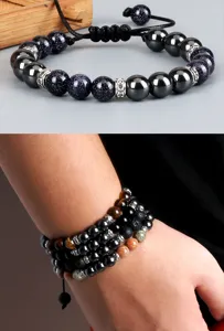 Detailopname van edelsteen kralenarmband met natuurlijke steentextuur en metalen kralen.