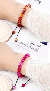 Vue détaillée du bracelet de perles en agate rayée colorée avec cordon tressé pour mode unisexe.