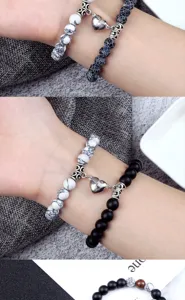Bracelet de couple magnétique avec perles noires et blanches et fermoir cœur pour amis proches.