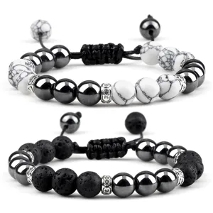 Set van gevlochten kralen armbanden voor koppels met natuursteen lava en metaal.