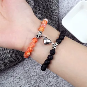 Ensemble de bracelets d'attraction magnétique pour couple en agate orange et pierres de lave.