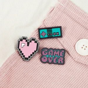 Set de pines de esmalte de videojuego de píxeles retro rosa, lindo broche de corazón y mando.