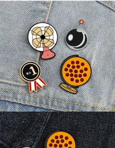 Joli ensemble de broches en alliage émail avec éventail bombe médaille et globe.