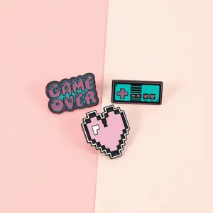 Set de pines esmaltados de videojuegos retro, lindo broche de corazón de píxel y mando.
