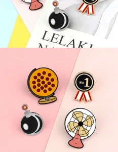 Vue detaille de broches en alliage de email de dessin anime avec motifs amusants.