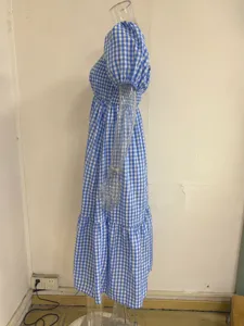 Robe longue bleue à carreaux vichy col carré manches bouffantes mode femme élégante.