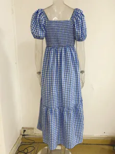 Robe longue étagée à carreaux vichy bleu blanc col carré manches bouffantes vue détail.
