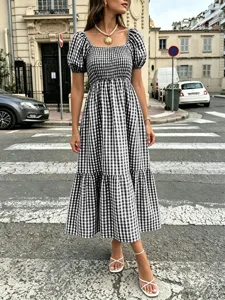 Robe midi à carreaux vichy avec col carré et manches bouffantes style de rue détail.