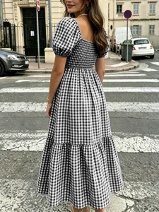 Robe longue vintage française à carreaux vichy noir et blanc avec col carré et manches bouffantes.
