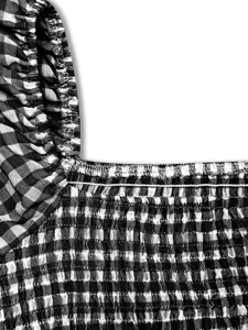 Détail robe vichy noir et blanc gros plan col carré smocké mode été vêtement