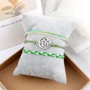 Set di bracciali intrecciati fatti a mano con ciondolo in metallo per stile unisex alla moda.