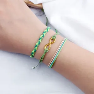 Set di braccialetti dell'amicizia intrecciati a mano verdi con charm infinito dorato.