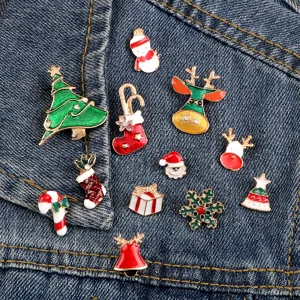 Weihnachts Emaille Brosche Set mit süßem Weihnachtsbaum Schneemann und Rentier Motiven.