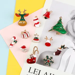 Weihnachten Emaille Brosche Set mit süssen Bäumen und Rentieren für festliche Mode.