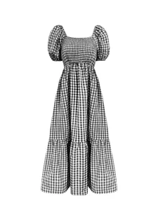 Robe longue vintage à carreaux vichy noir et blanc avec col carré et manches bouffantes.