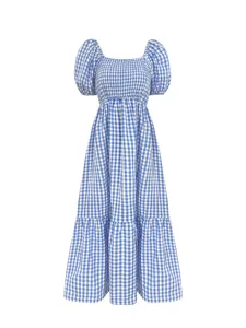 Vue détaillée de la robe vichy bleu et blanc à manches bouffantes et jupe à volants.
