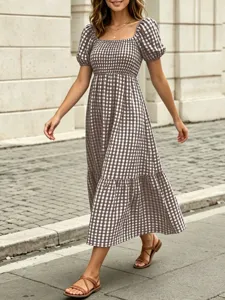 Robe mi-longue à carreaux marron style pastoral français col carré manches bouffantes.
