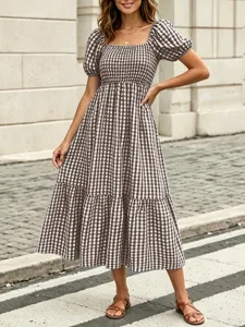 Robe midi trapèze vintage à carreaux vichy marron col carré manches bouffantes pour femmes.