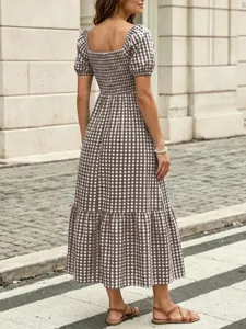 Robe longue marron à carreaux vichy style champêtre avec col carré, manches bouffantes et volants.