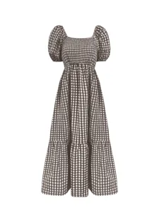Robe longue vintage française à carreaux vichy col carré et manches bouffantes.