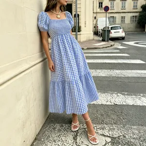 Robe midi bleue à carreaux vichy style champêtre avec manches bouffantes et col carré.