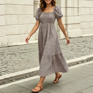 Robe longue marron à motif vichy style vintage français avec col carré et manches bouffantes.