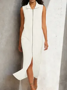 Vestido largo sin mangas con cuello alto y cremallera frontal, estilo casual elegante.