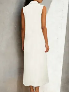 Vista trasera detallada de un vestido largo liso sin mangas con cuello alto para estilo elegante.