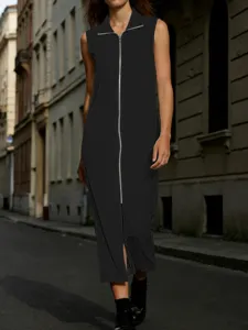Vestido largo negro sin mangas con cremallera frontal y detalle de abertura elegante.