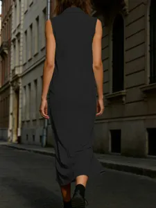 Vista detallada de un vestido largo negro sin mangas con cuello de solapa en la calle.