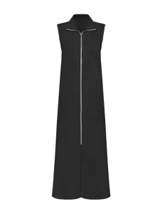 Vestido largo negro sin mangas con cuello alto, cremallera frontal y abertura elegante.