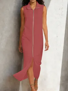 Detalle de vestido maxi sin mangas con cremallera frontal, cuello alto y dobladillo.