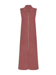 Vestido largo sin mangas con cremallera frontal y cuello en color rosa polvoriento.
