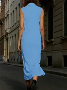 Vestido largo azul liso sin mangas con cuello mao vista trasera en la calle detalle.