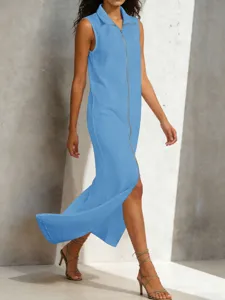 Detalle de primer plano del elegante vestido azul sin mangas con abertura de cremallera.