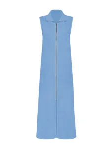 Primer plano del vestido largo azul sin mangas con cremallera frontal completa y cuello alzado.