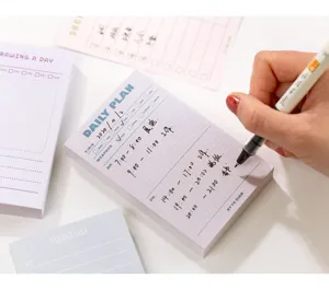 Detailopname van een minimalistisch notitieblok met dagelijks plan en lijstjes voor op kantoor.