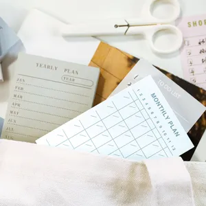 Minimalistische notitieblokken en planningskalenders voor dagelijkse organisatie.