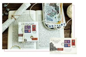 Primo piano di adesivi washi vintage, francobolli retrò e materiale per scrapbooking.
