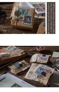 Detailopname van retro postzegelstickers met vintage kraftpapieren zak en fijne kanten decoratie.
