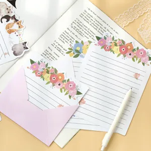 Bel ensemble de papier à lettres et enveloppe florale, design frais pour journal intime.