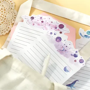 Bel ensemble de papeterie motif galaxie avec papier à lettres ligné et enveloppes pour journal