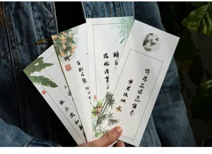 Hermoso papel de carta de estilo chino tradicional con motivos florales y caligrafía.