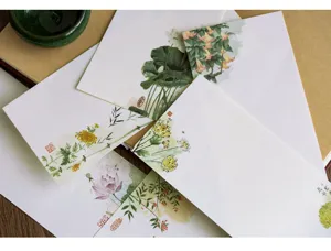 Detalle en primer plano de papel de carta tradicional chino con delicados motivos florales.