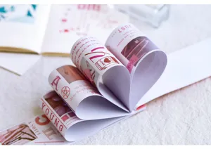 Vista dettagliata di pagine di adesivi estetici piegate a cuore per decorare il diario.