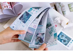 Vista dettagliata di un blocco adesivi estetico blu fresco che mostra pagine creative.