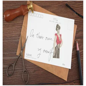 Detalle de pegatina washi estilo postal vintage, ideal para diarios y álbumes de manualidades.