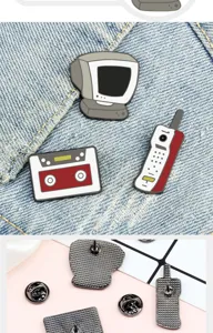 Set di spille in smalto rétro con simpatici design di computer, cassetta e telefono vintage.