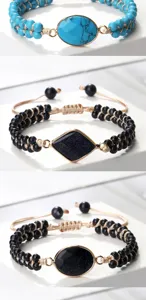 Vue détaillée de bracelets de perles en pierres précieuses tressées avec cordon réglable.
