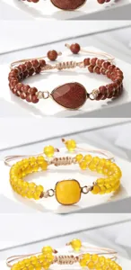 Vue détaillée de bracelets de perles tressés faits à la main avec pendentifs en pierre précieuse.